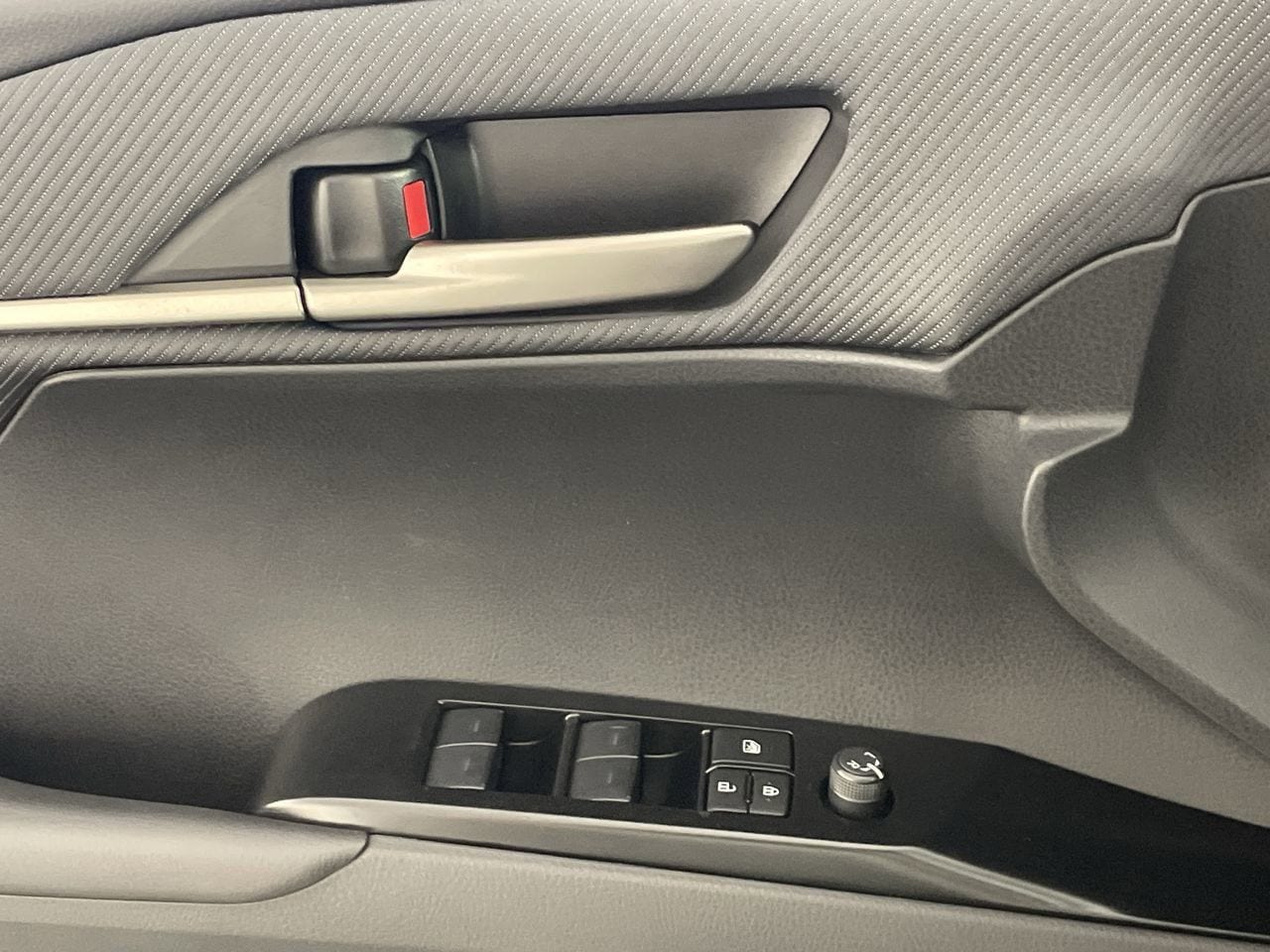 2026 Toyota Camry SE - Photo 18