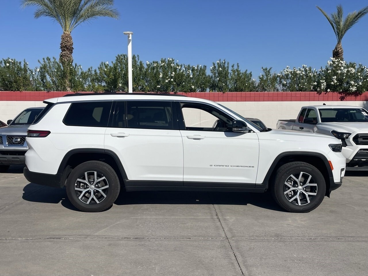 2025 Jeep Grand Cherokee Limited photo 3