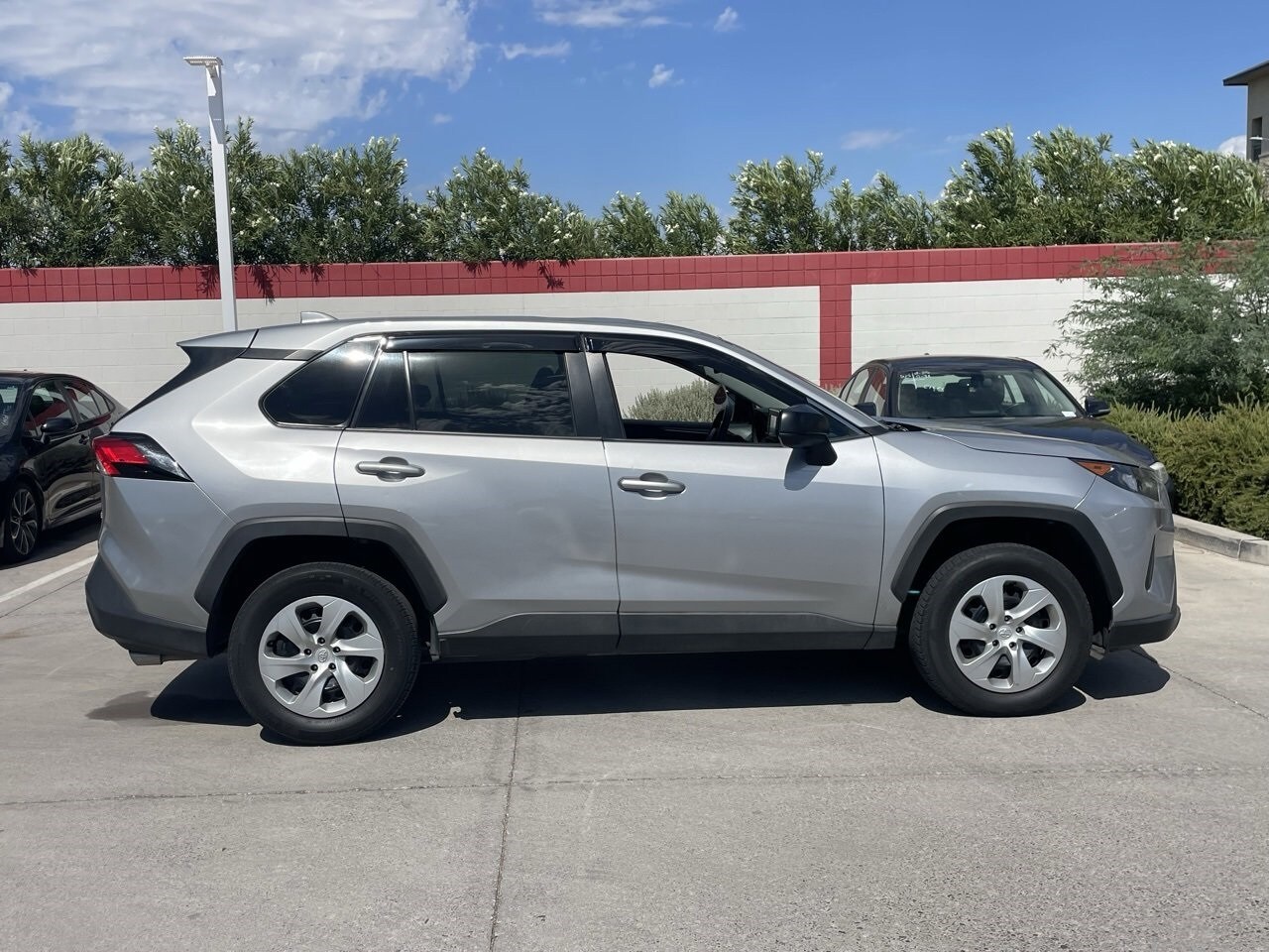 2022 Toyota RAV4 LE photo 3
