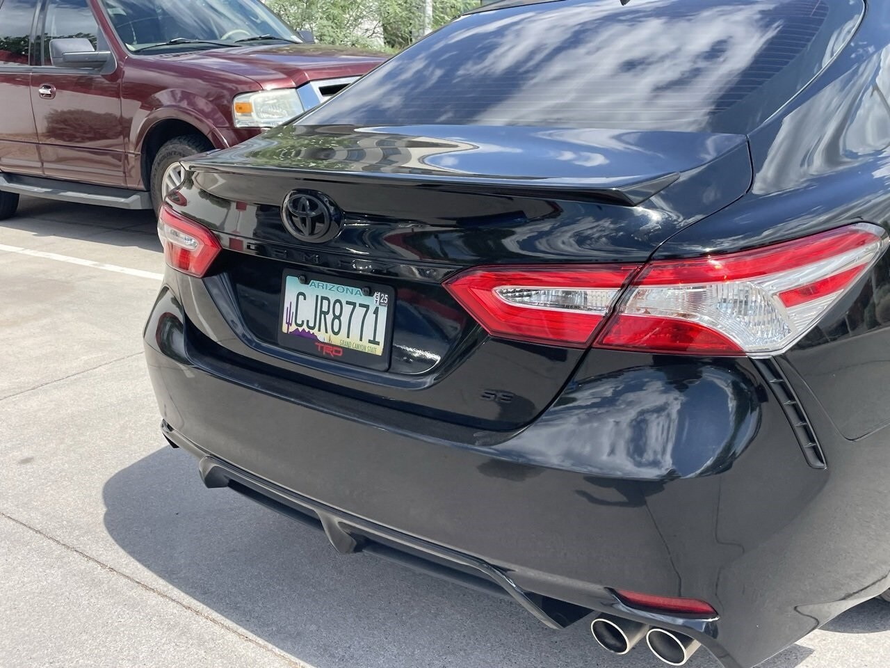 2020 Toyota Camry SE photo 3