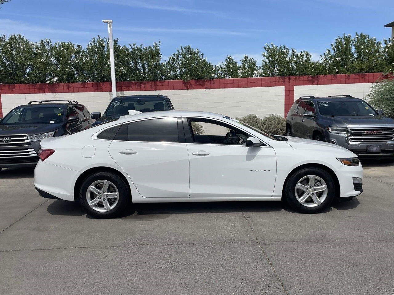 2022 Chevrolet Malibu 1LT photo 2