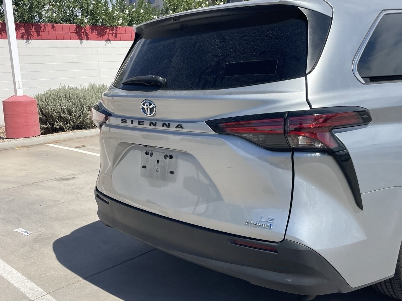 2022 Toyota Sienna LE photo 3