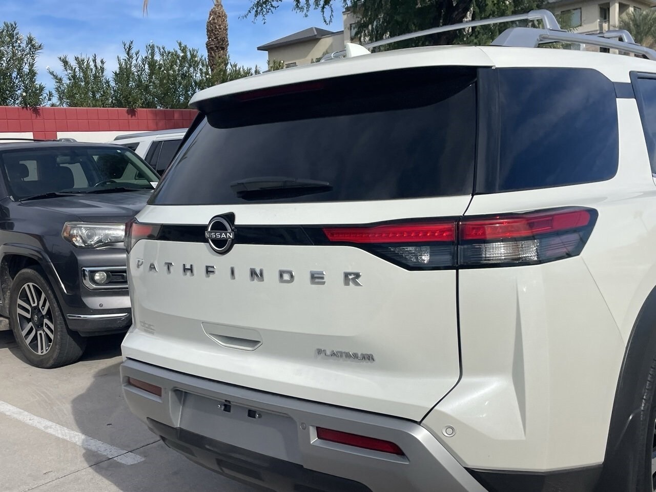 2023 Nissan Pathfinder Platinum photo 4