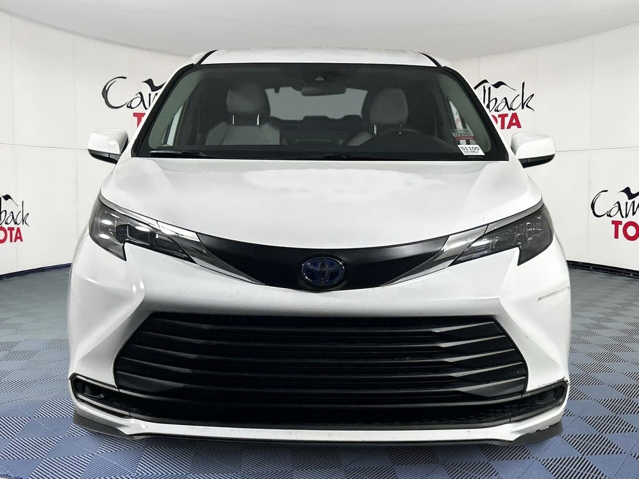 2025 Toyota Sienna LE photo 3