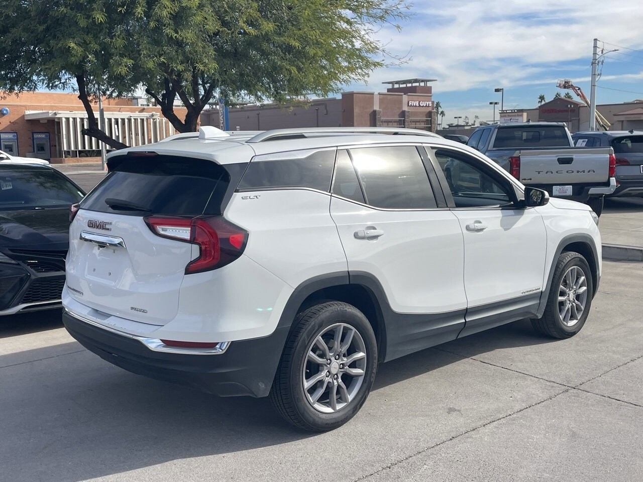 2024 Gmc Terrain SLT photo 2