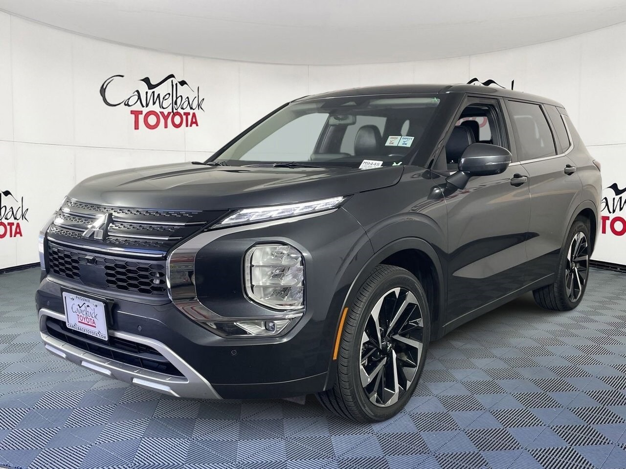 2024 Mitsubishi Outlander SE photo 2