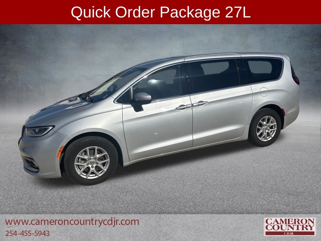 2023 Chrysler Pacifica Touring L's photo