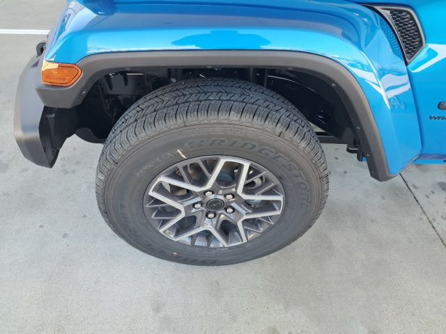 2025 Jeep Wrangler Sahara photo 4