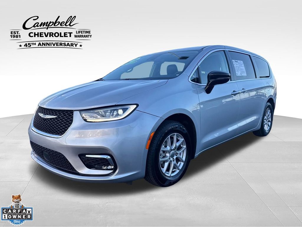 2024 Chrysler Pacifica Touring L's photo