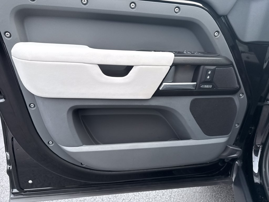 2025 Land Rover Defender V8 - Photo 12