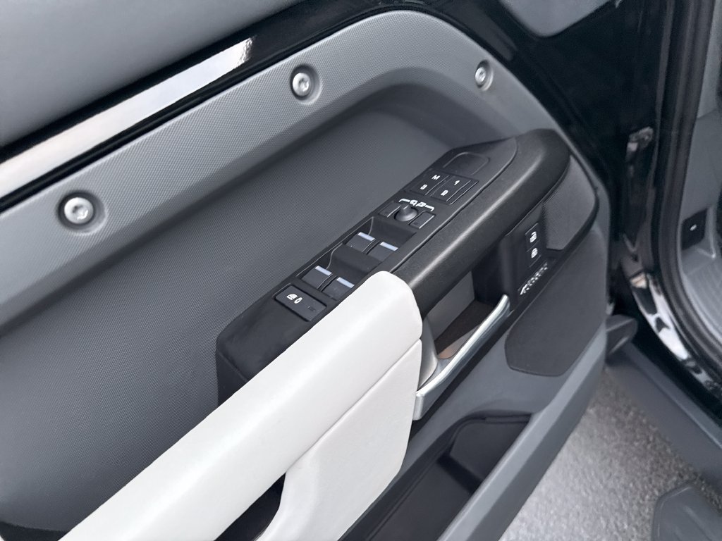 2025 Land Rover Defender V8 - Photo 14