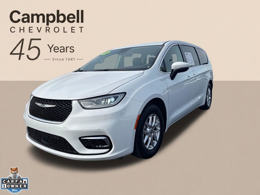 2023 Chrysler Pacifica Touring L's photo