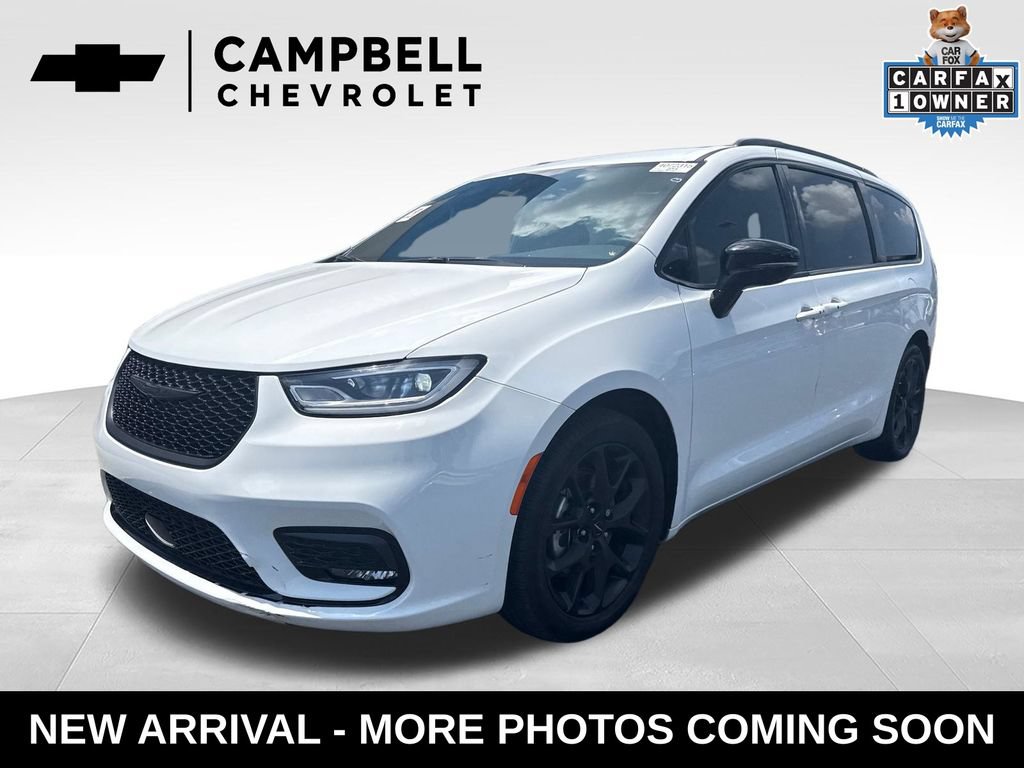 2024 Chrysler Pacifica Touring L's photo