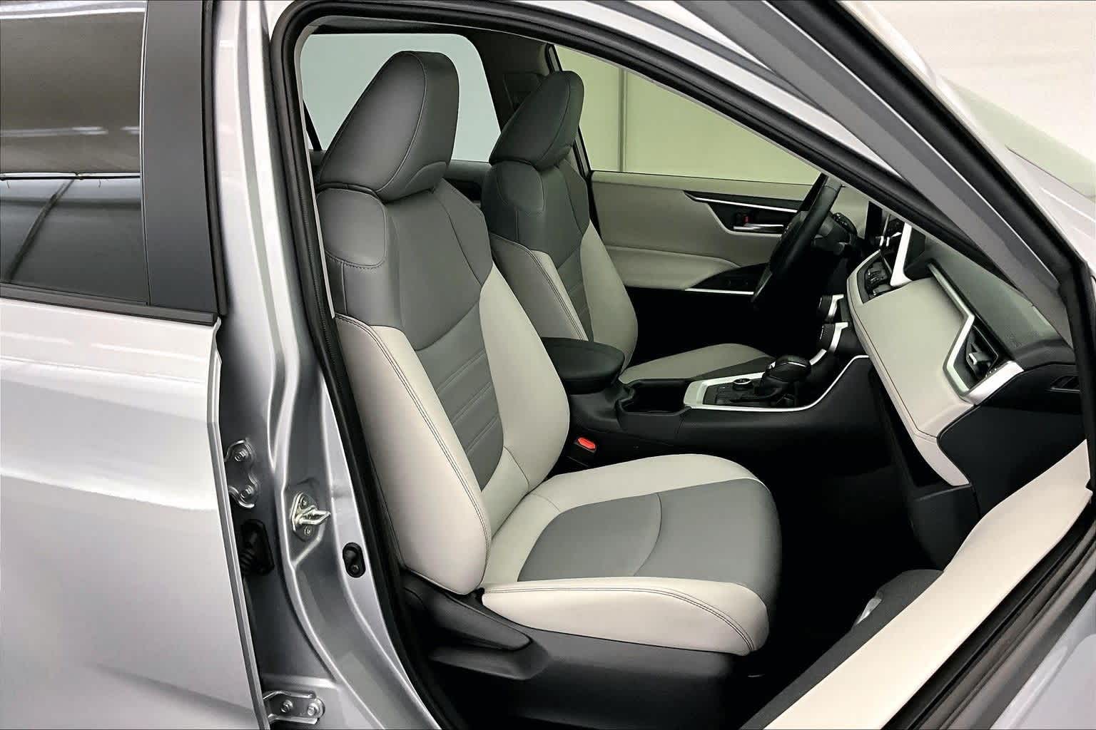 Thumbnail: 2025 Toyota RAV4 - 13