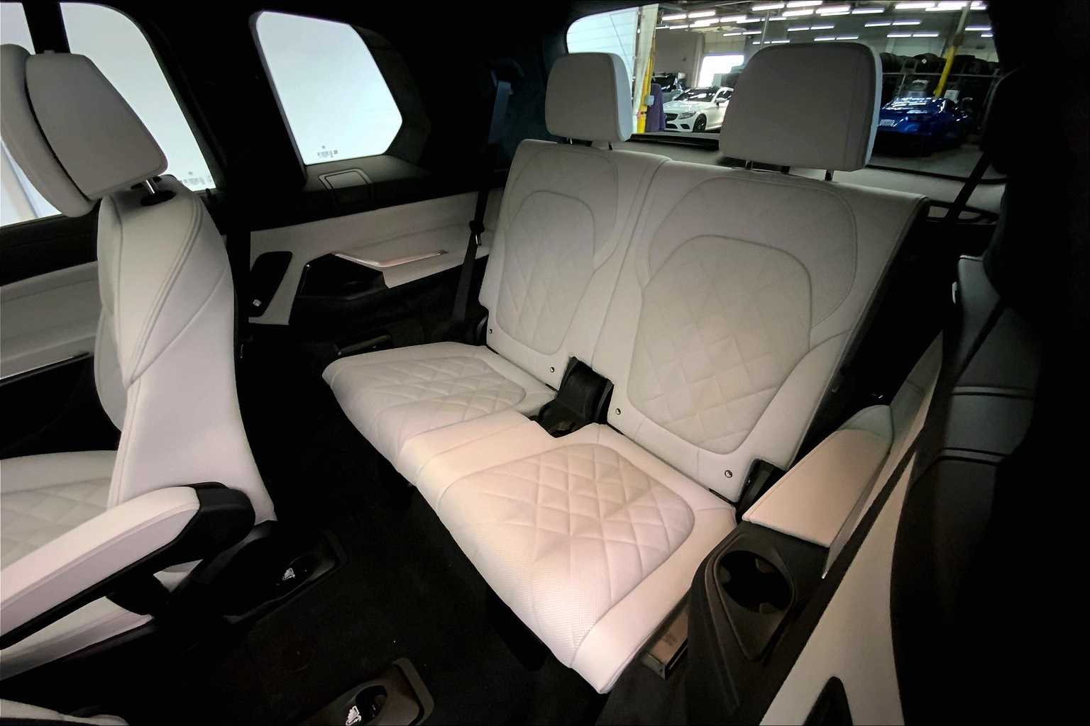 Thumbnail: 2026 BMW X7 - 13