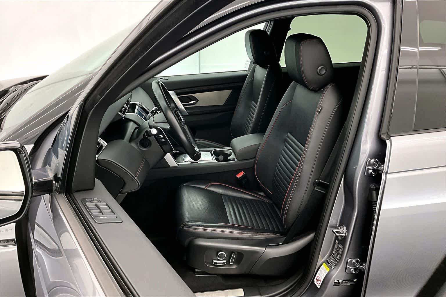 Thumbnail: 2022 Land Rover Discovery Sport - 11