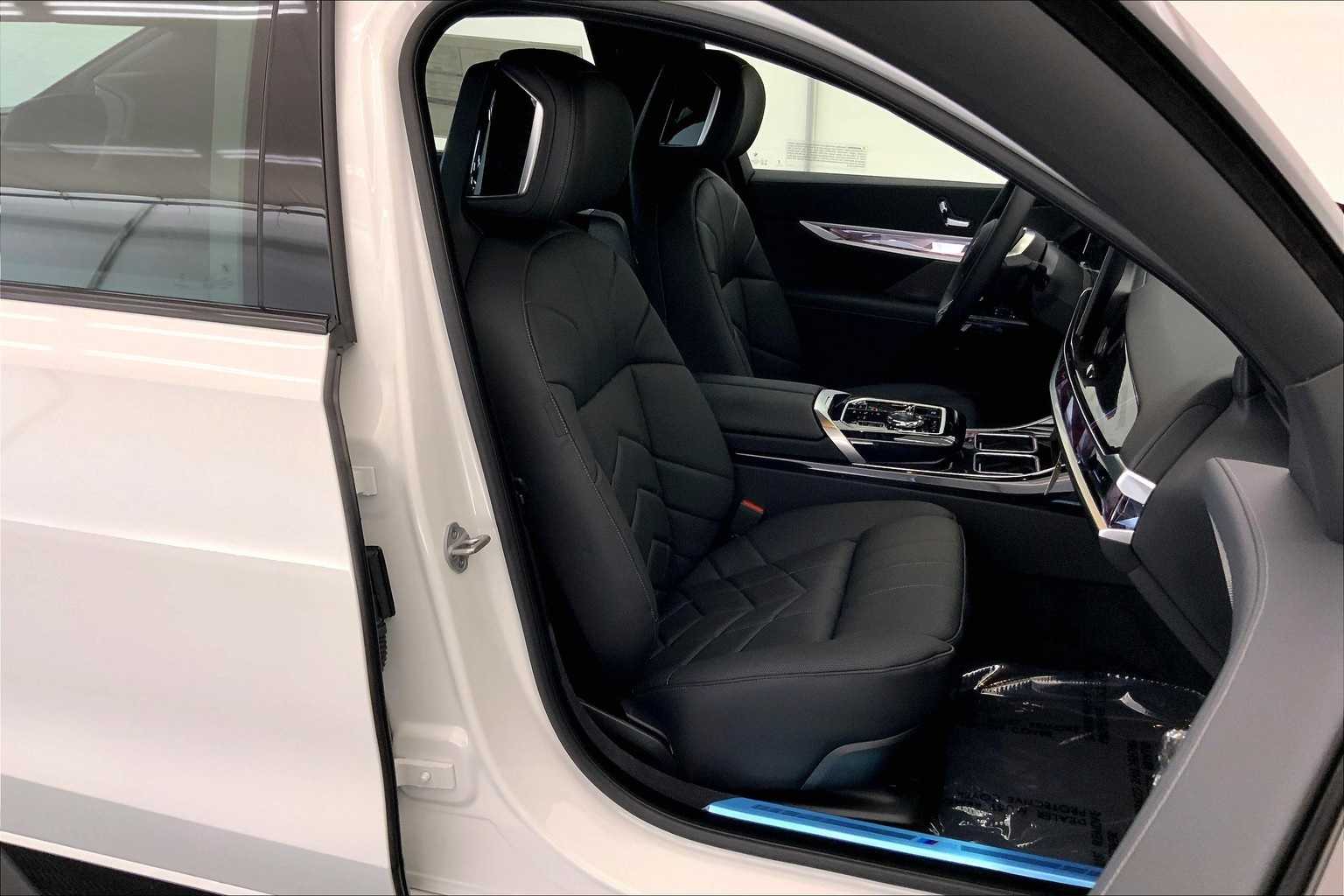 Thumbnail: 2026 BMW i7 - 14