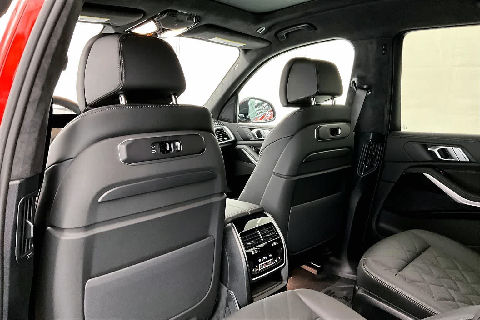 Thumbnail: 2026 BMW X7 - 12