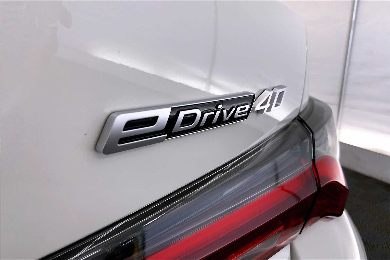 Thumbnail: 2022 BMW i4 - 8