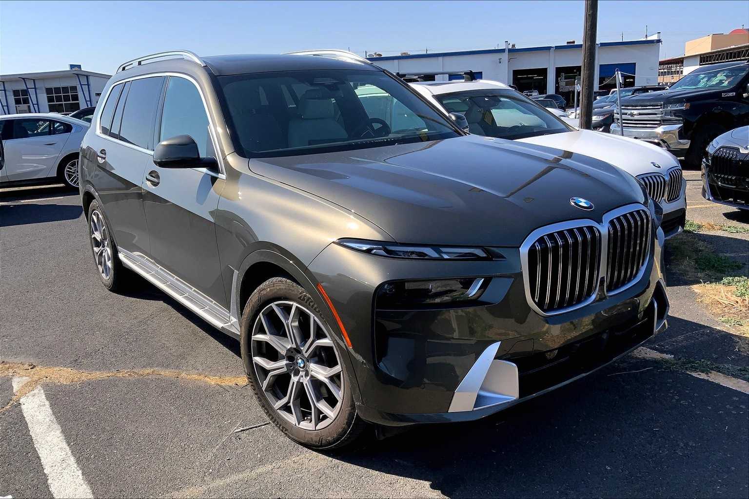 Thumbnail: 2023 BMW X7 - 11