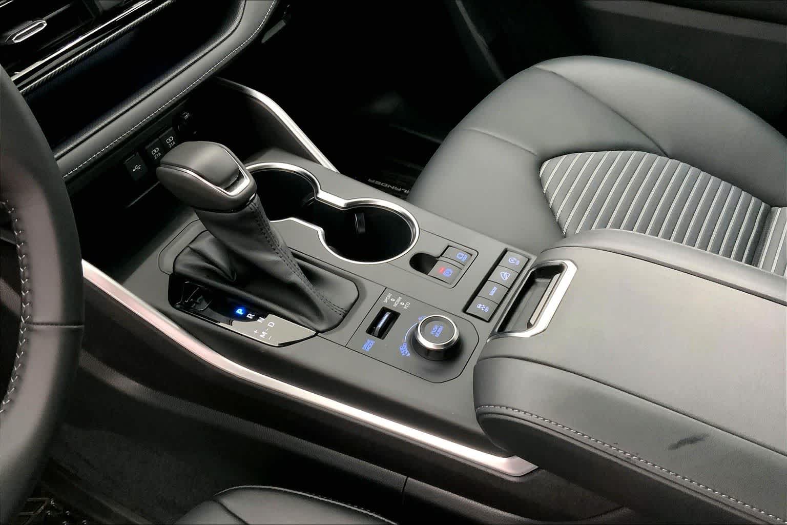 Thumbnail: 2021 Toyota Highlander - 16