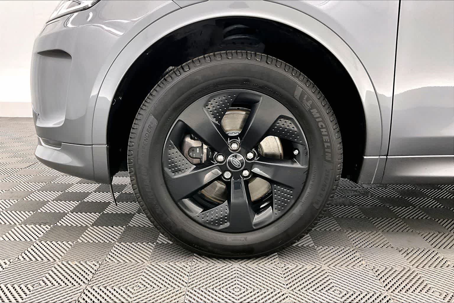 Thumbnail: 2022 Land Rover Discovery Sport - 8