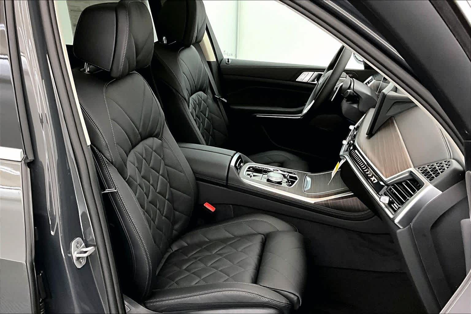 Thumbnail: 2026 BMW X7 - 14