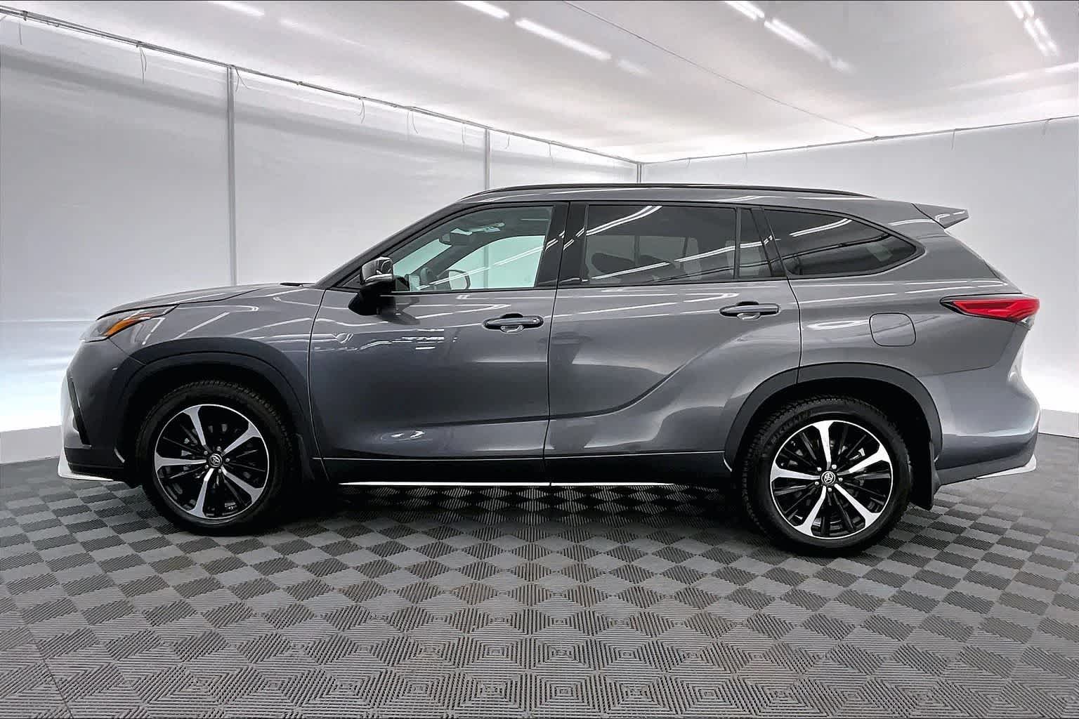 Thumbnail: 2021 Toyota Highlander - 3