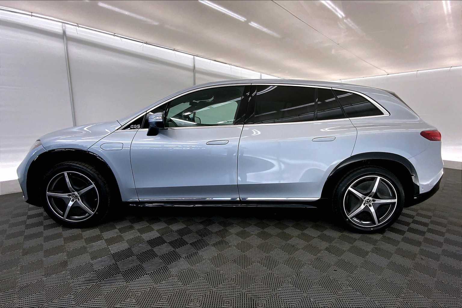 Thumbnail: 2023 Mercedes-Benz EQS - 3