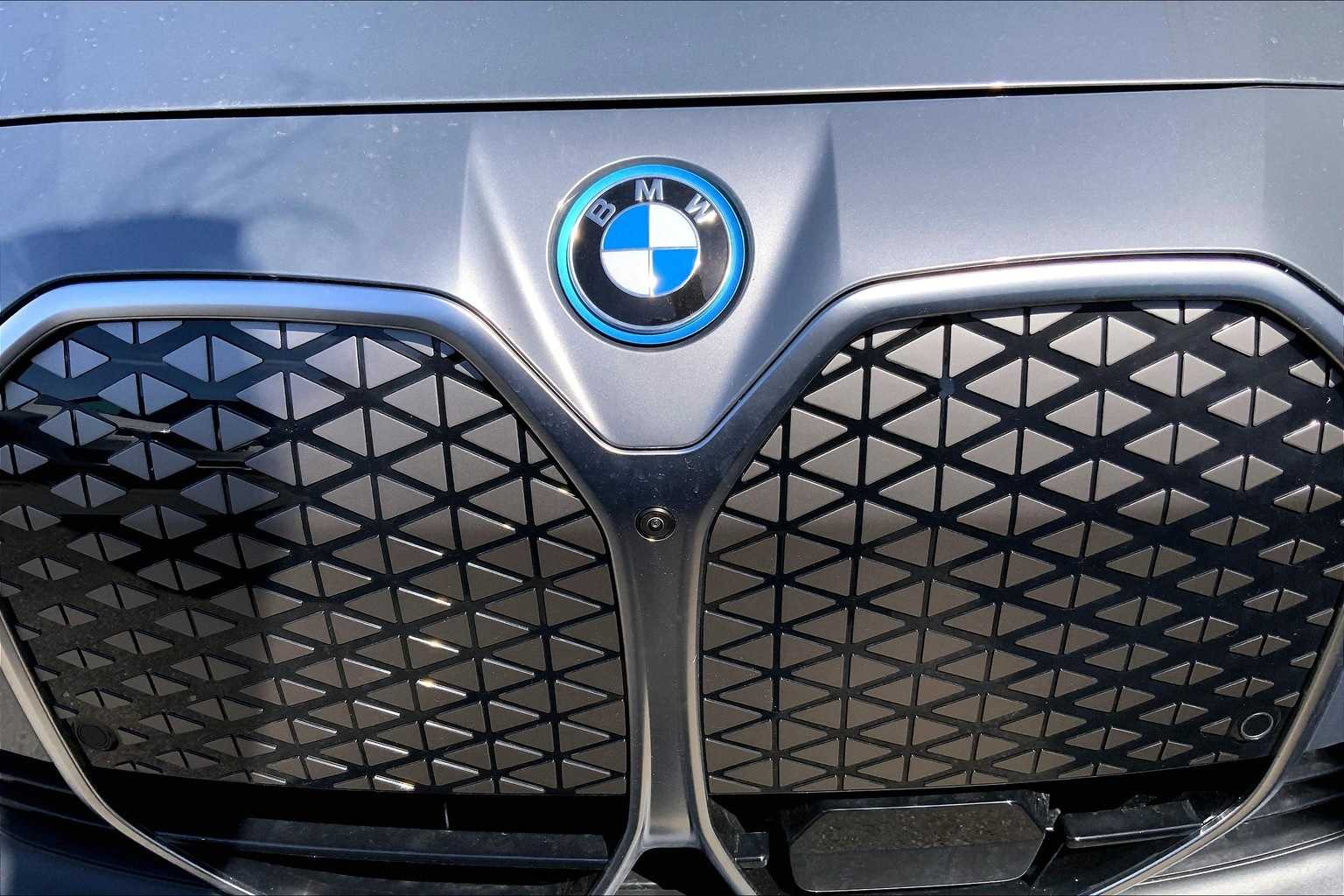 Thumbnail: 2025 BMW i4 - 17