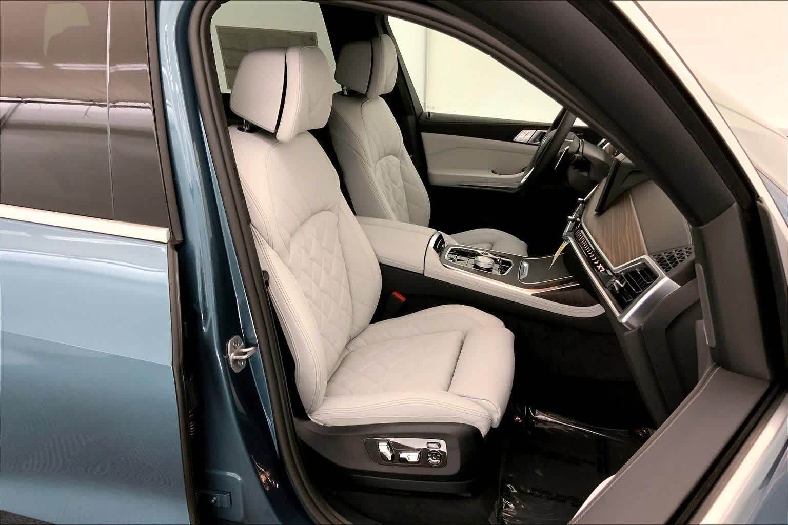 Thumbnail: 2026 BMW X7 - 14