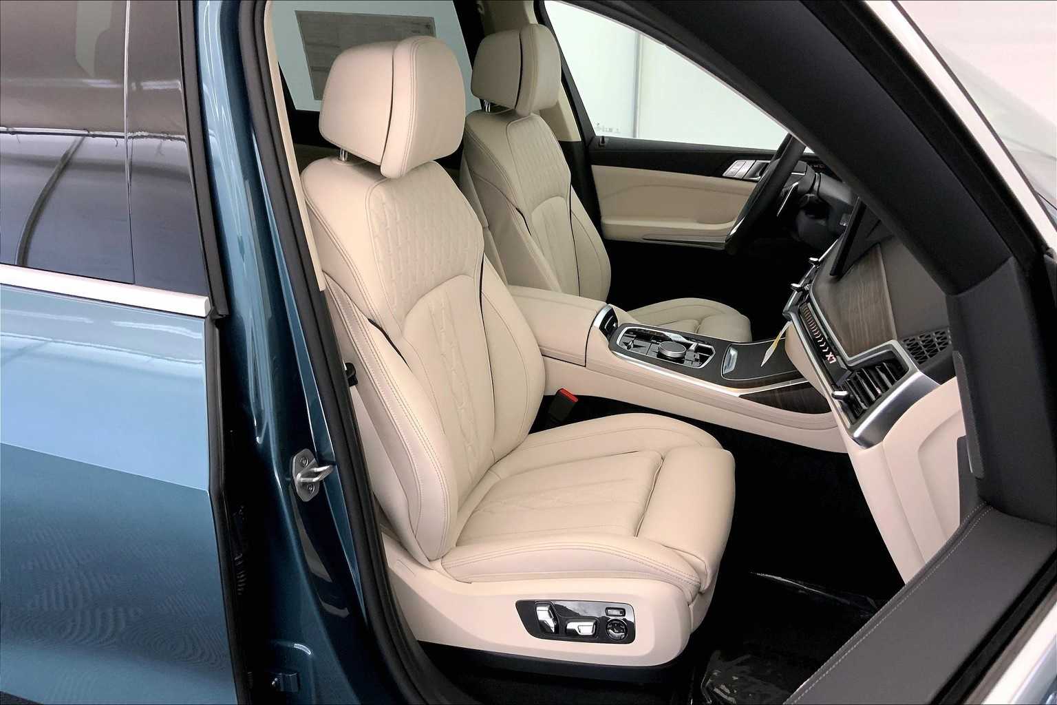 Thumbnail: 2026 BMW X7 - 14