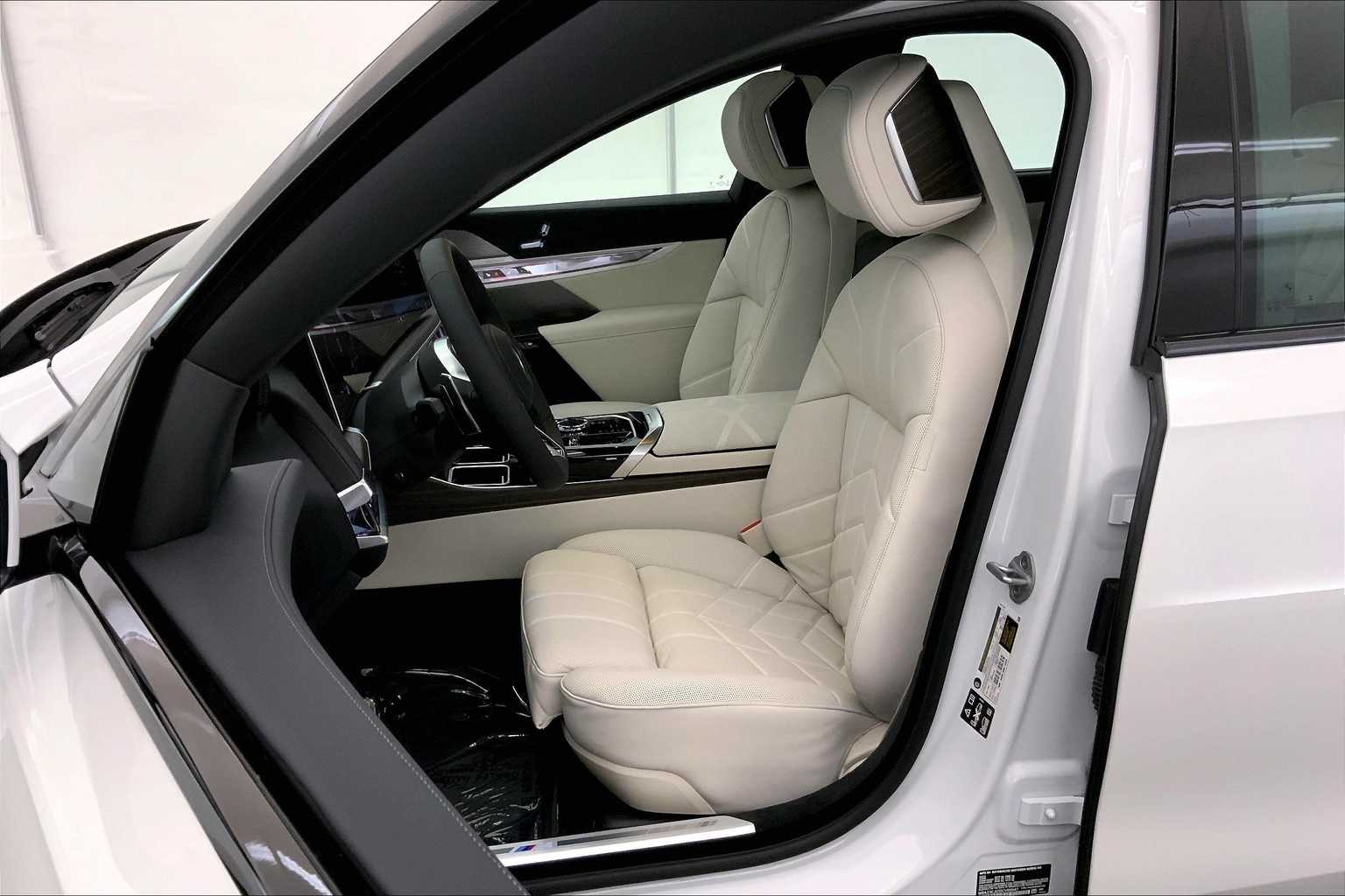 Thumbnail: 2025 BMW 7 Series - 11