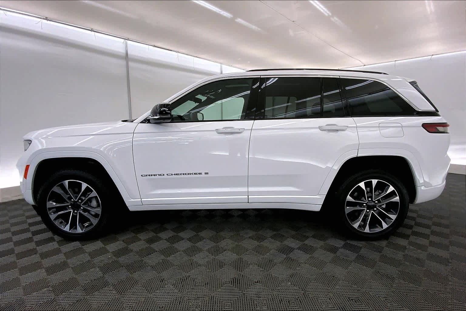 2024 Jeep Grand Cherokee Overland photo 2