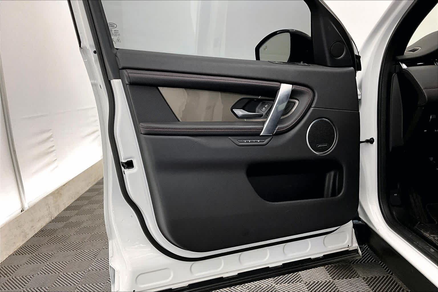 Thumbnail: 2020 Land Rover Discovery Sport - 27