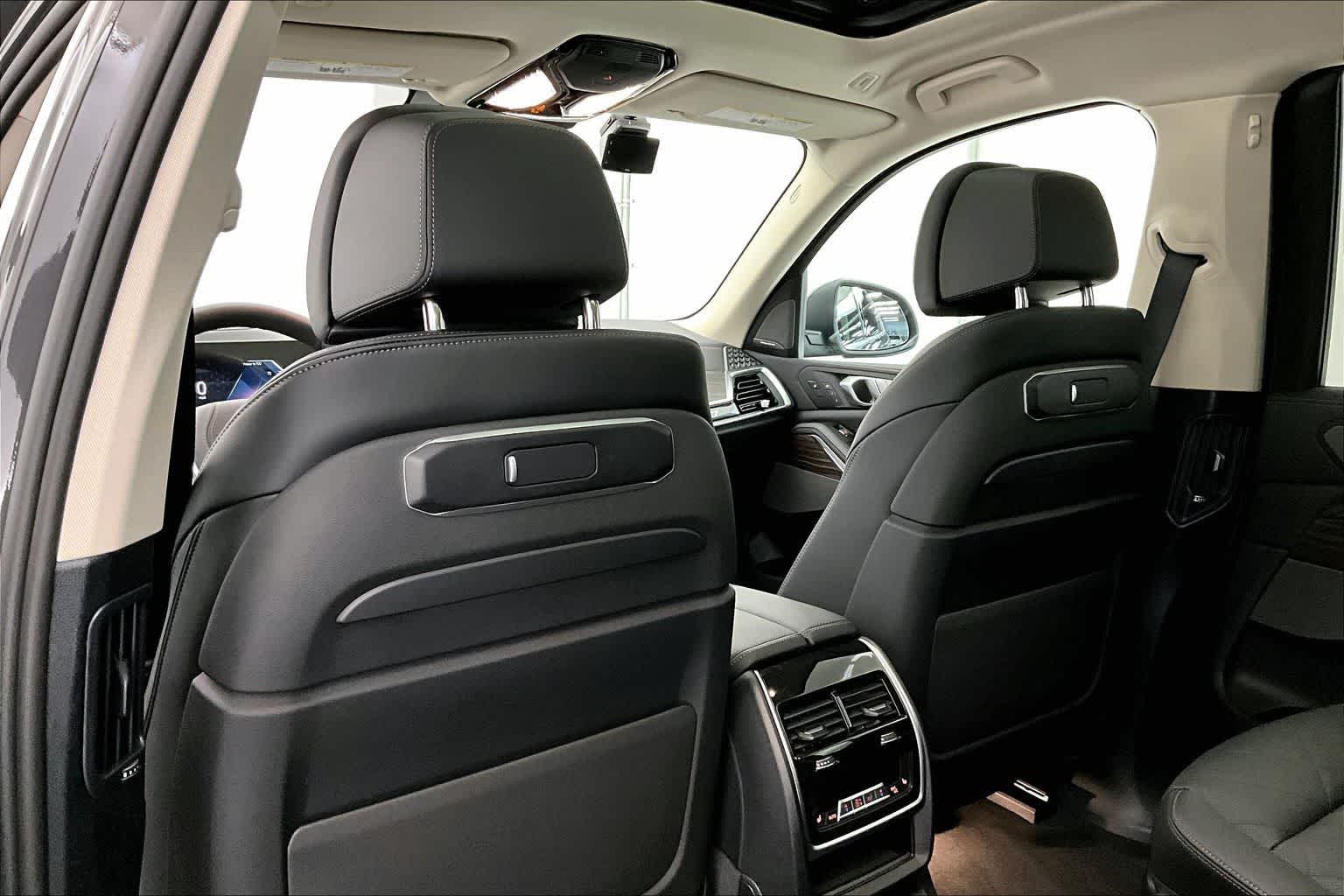 Thumbnail: 2026 BMW X7 - 12