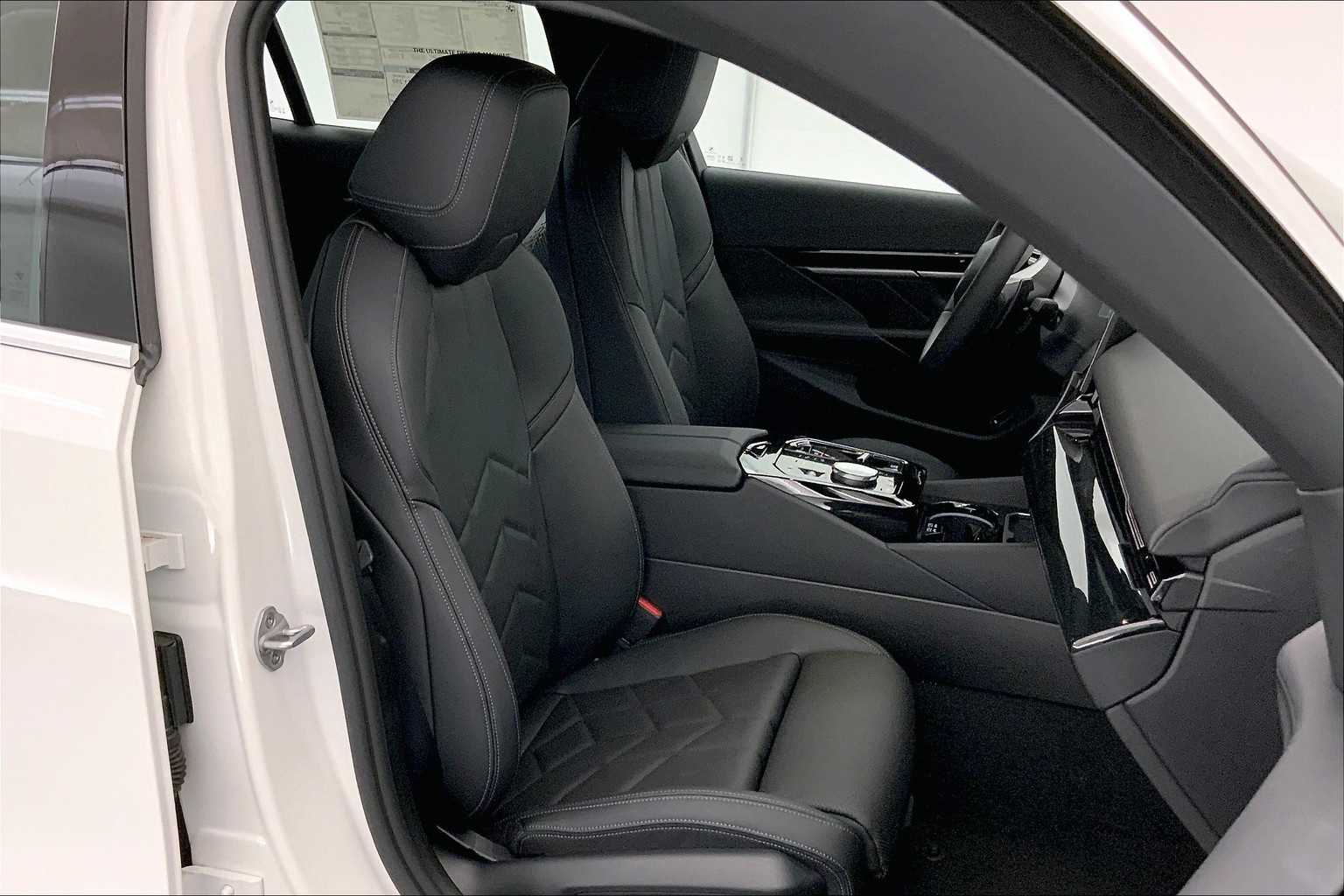 Thumbnail: 2025 BMW 5 Series - 14