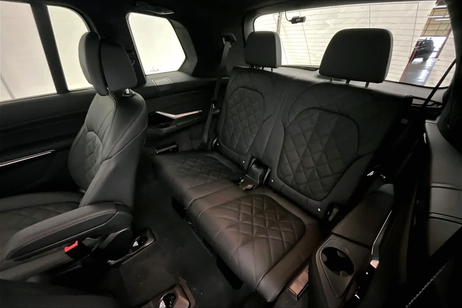 Thumbnail: 2026 BMW X7 - 13