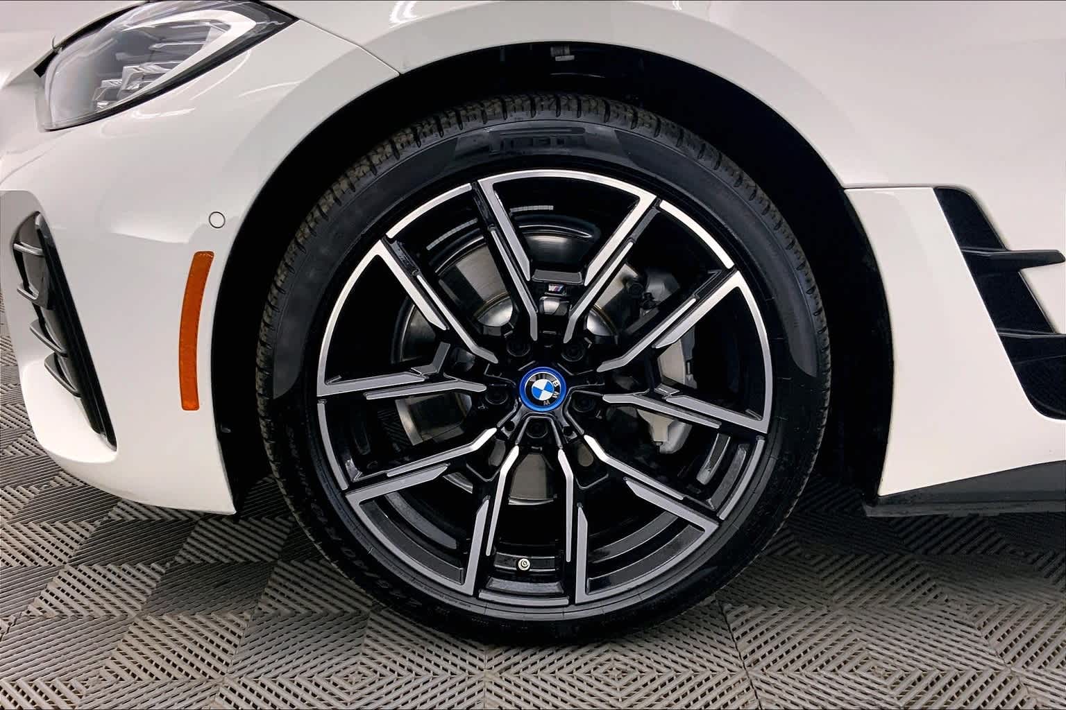 Thumbnail: 2022 BMW i4 - 8