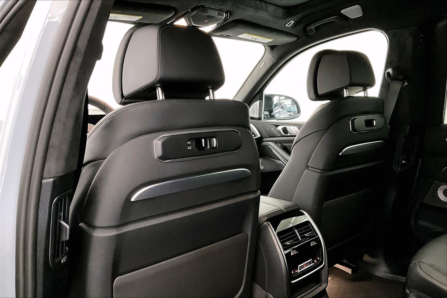 Thumbnail: 2026 BMW X7 - 12