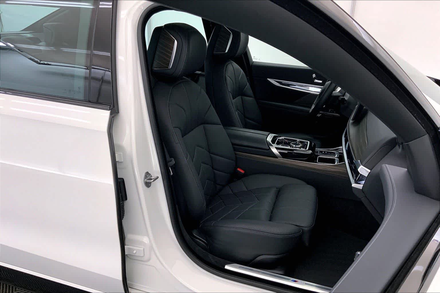 Thumbnail: 2023 BMW i7 - 13