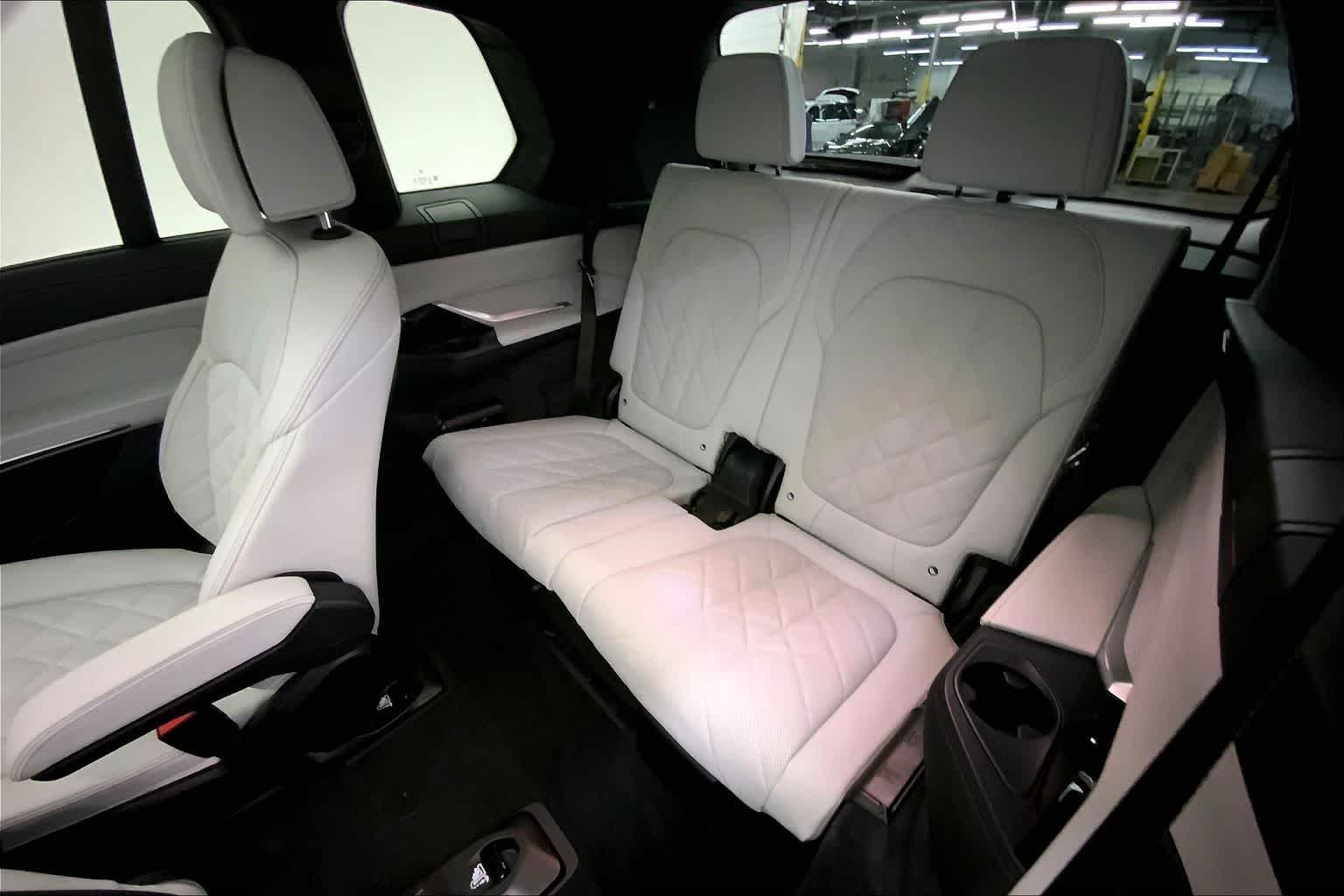 Thumbnail: 2026 BMW X7 - 13