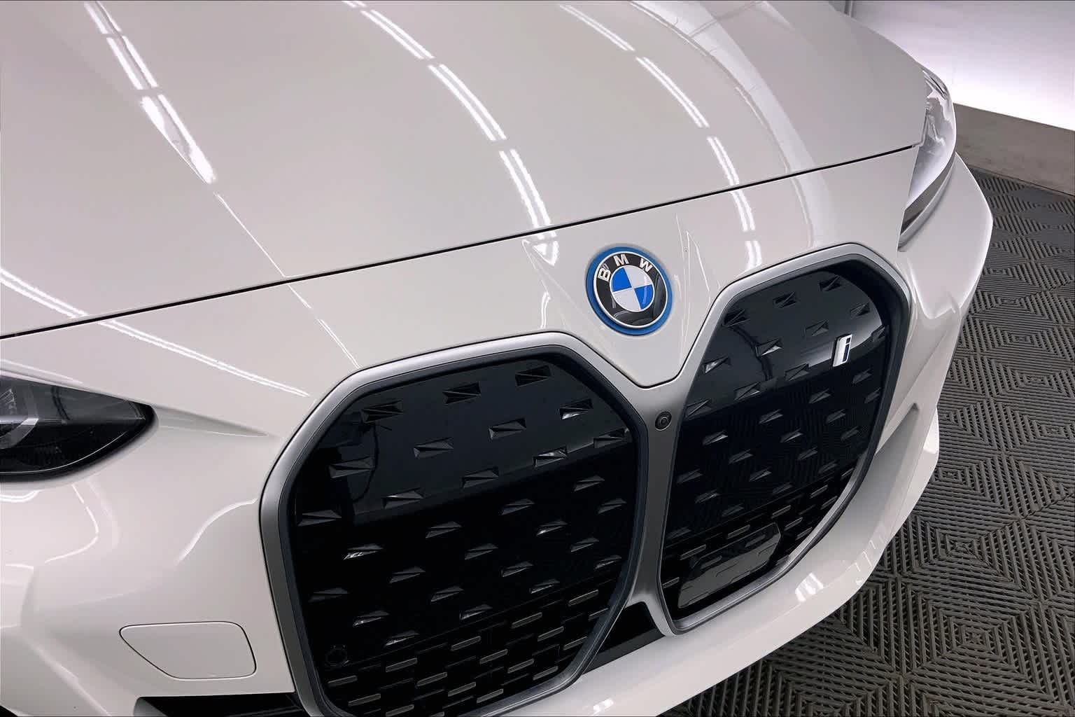 Thumbnail: 2022 BMW i4 - 33