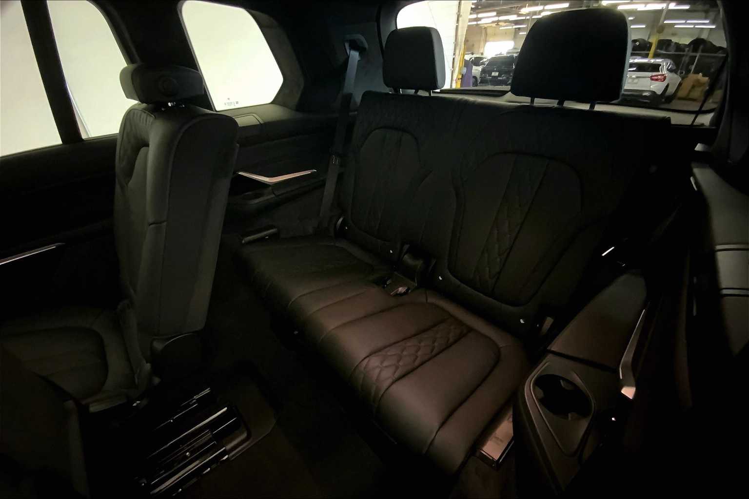 Thumbnail: 2026 BMW X7 - 13