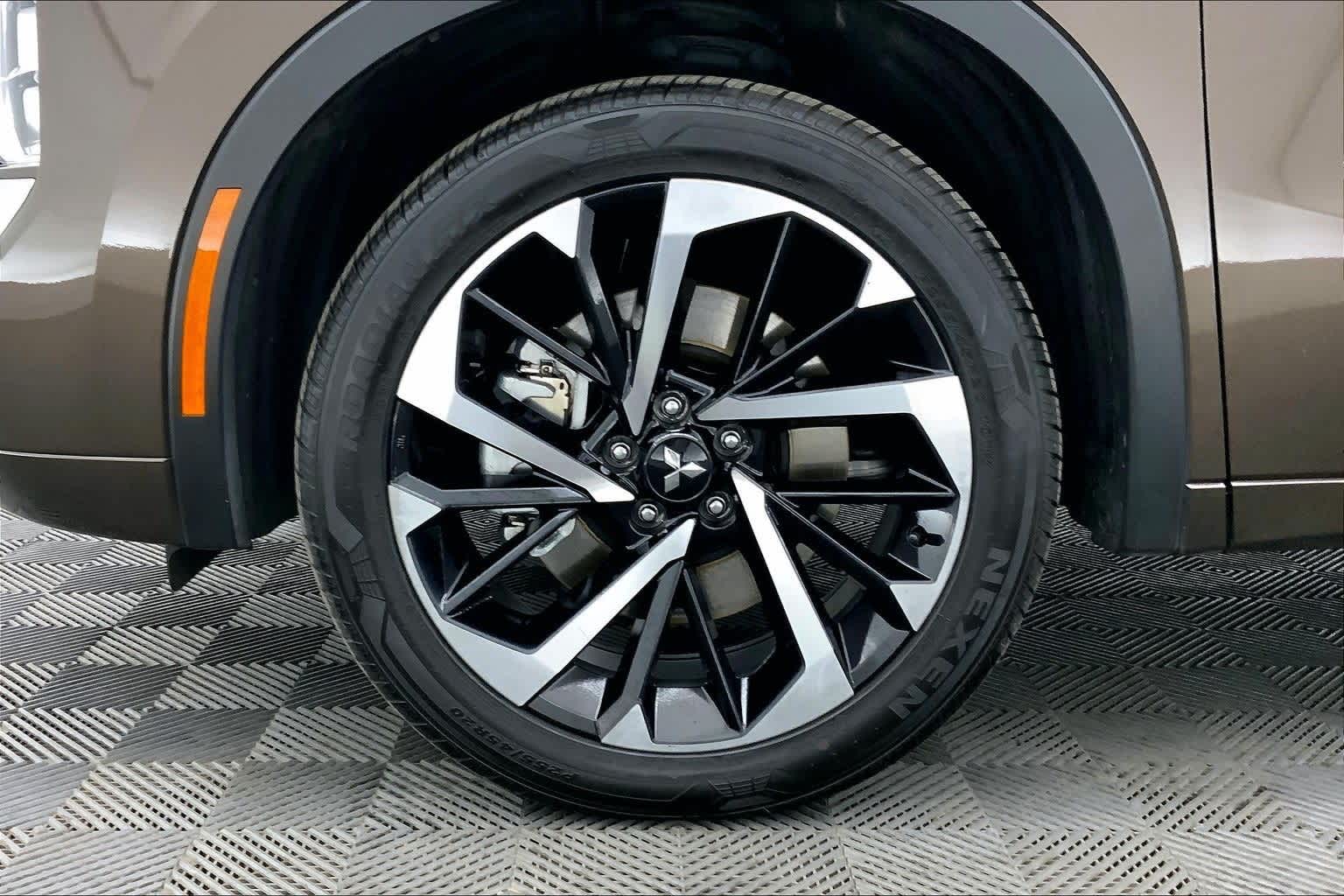 Thumbnail: 2023 Mitsubishi Outlander - 8