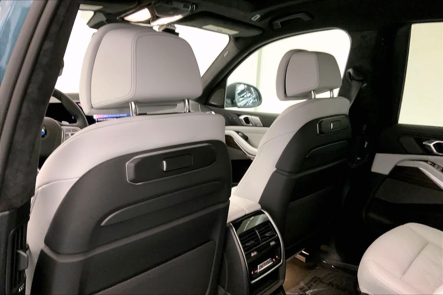 Thumbnail: 2026 BMW X7 - 12