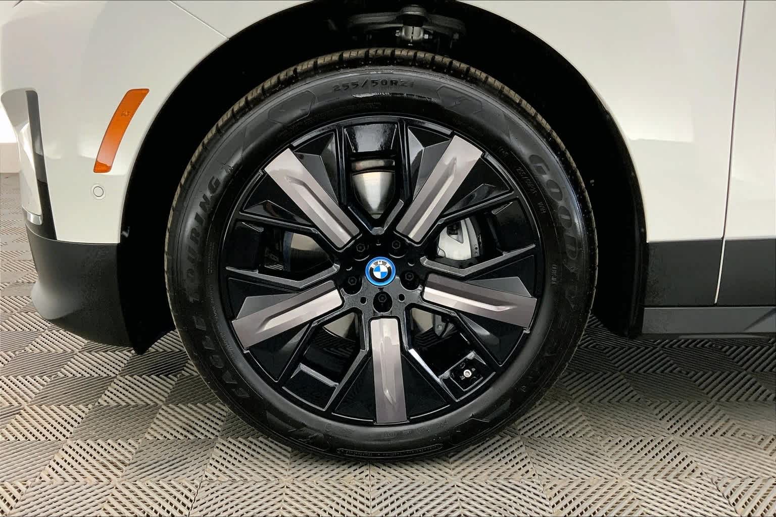 Thumbnail: 2025 BMW iX - 8