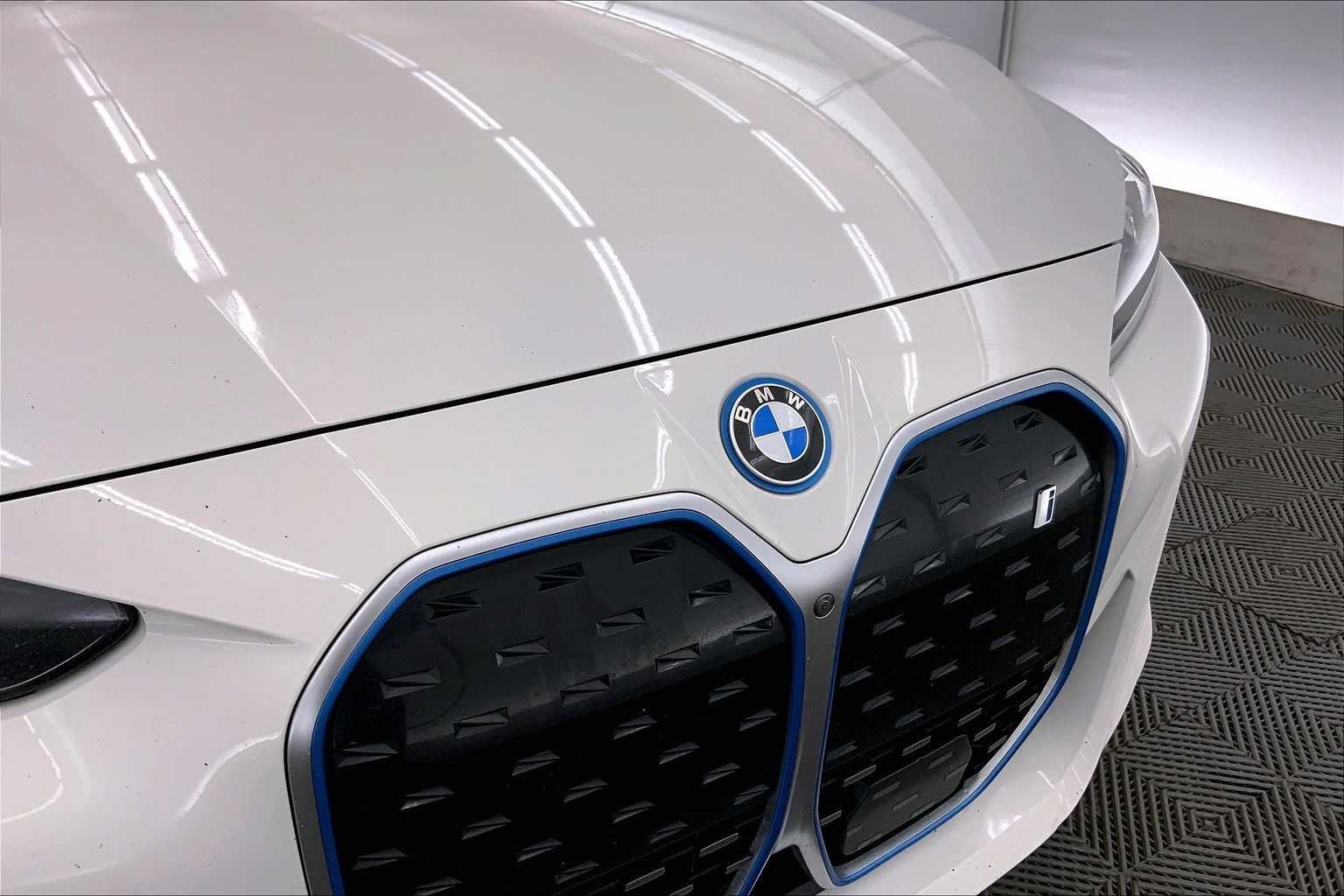 Thumbnail: 2022 BMW i4 - 34