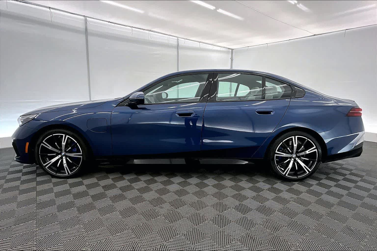 Thumbnail: 2026 BMW 5 Series - 3