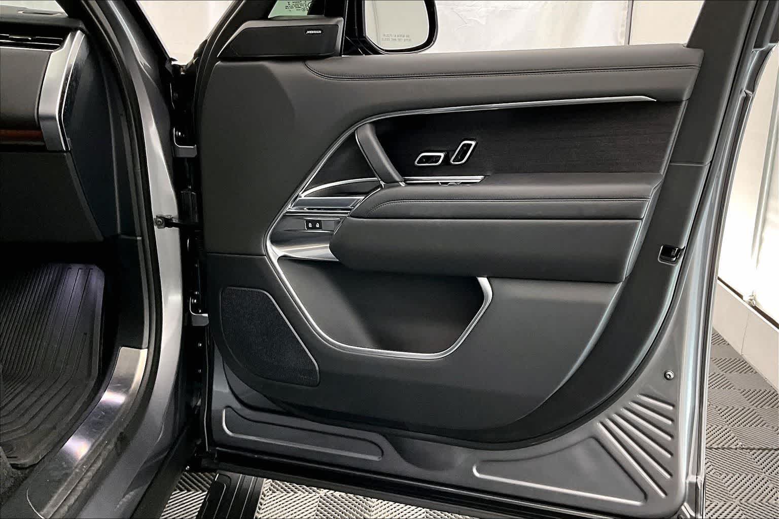 Thumbnail: 2023 Land Rover Range Rover - 28